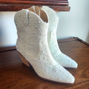 NWOT Betsy Johnson Pearl Diva boots size 8